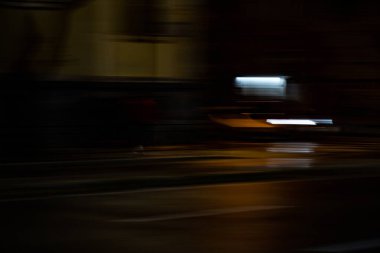 Soyut fotoğrafçılık. Kasıtlı olarak sarsılmış, odak dışı, bulanık, tutarsız bir şekilde açığa çıkmış. Yaratıcı dijital sokak fotoğrafçılığı.