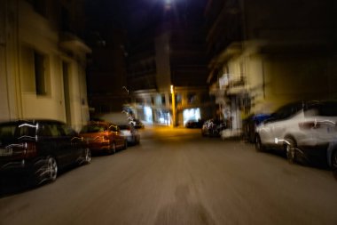 Soyut fotoğrafçılık. Kasıtlı olarak sarsılmış, odak dışı, bulanık, tutarsız bir şekilde açığa çıkmış. Yaratıcı dijital sokak fotoğrafçılığı.