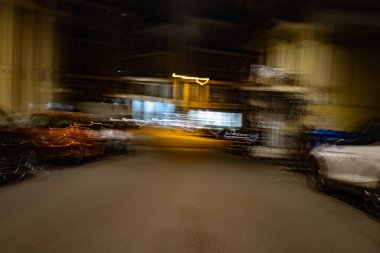 Soyut fotoğrafçılık. Kasıtlı olarak sarsılmış, odak dışı, bulanık, tutarsız bir şekilde açığa çıkmış. Yaratıcı dijital sokak fotoğrafçılığı.