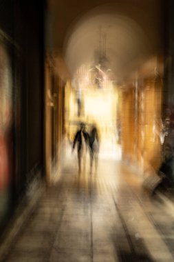 Soyut fotoğrafçılık. Kasıtlı olarak sarsılmış, odak dışı, bulanık, tutarsız bir şekilde açığa çıkmış. Yaratıcı dijital sokak fotoğrafçılığı.