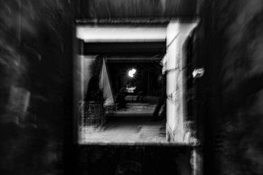 Soyut fotoğrafçılık. Kasıtlı olarak sarsılmış, odak dışı, bulanık, tutarsız bir şekilde açığa çıkmış. Yaratıcı dijital sokak fotoğrafçılığı.