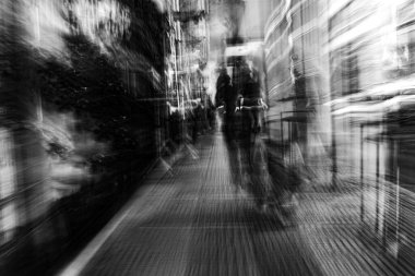 Soyut fotoğrafçılık. Kasıtlı olarak sarsılmış, odak dışı, bulanık, tutarsız bir şekilde açığa çıkmış. Yaratıcı dijital sokak fotoğrafçılığı.