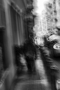 Soyut fotoğrafçılık. Kasıtlı olarak sarsılmış, odak dışı, bulanık, tutarsız bir şekilde açığa çıkmış. Yaratıcı dijital sokak fotoğrafçılığı.