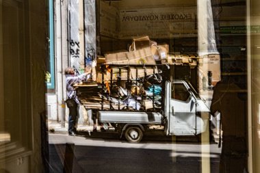 Soyut fotoğrafçılık. Kasıtlı olarak sarsılmış, odak dışı, bulanık, tutarsız bir şekilde açığa çıkmış. Yaratıcı dijital sokak fotoğrafçılığı.