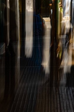 Soyut fotoğrafçılık. Kasıtlı olarak sarsılmış, odak dışı, bulanık, tutarsız bir şekilde açığa çıkmış. Yaratıcı dijital sokak fotoğrafçılığı.