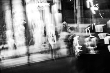 Soyut fotoğrafçılık. Kasıtlı olarak sarsılmış, odak dışı, bulanık, tutarsız bir şekilde açığa çıkmış. Yaratıcı dijital sokak fotoğrafçılığı.