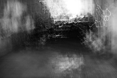 Soyut fotoğrafçılık. Kasıtlı olarak sarsılmış, odak dışı, bulanık, tutarsız bir şekilde açığa çıkmış. Yaratıcı dijital sokak fotoğrafçılığı.