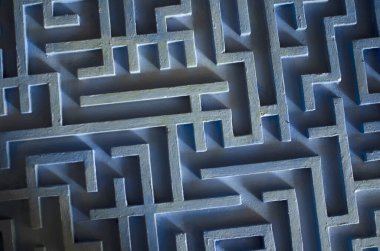 Labirent desenli renkli bir eskiz. Kalemlerle ve işaretlerle tasarlanmış. Dijital olarak işlenmiş, izole edilmiş. Labirent desenli arkaplan çizimi. Tasarım, reklam, fikir.