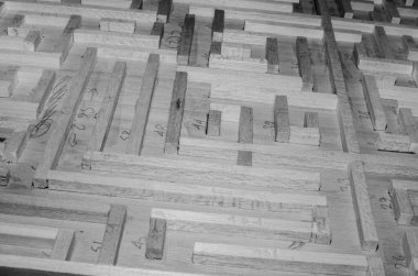 Labirent desenli renkli bir eskiz. Kalemlerle ve işaretlerle tasarlanmış. Dijital olarak işlenmiş, izole edilmiş. Labirent desenli arkaplan çizimi. Tasarım, reklam, fikir.