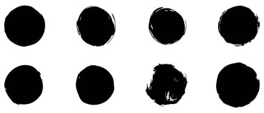 Beyaz arkaplanda çeşitli fırça darbeleriyle siyah el çizimi daireler.