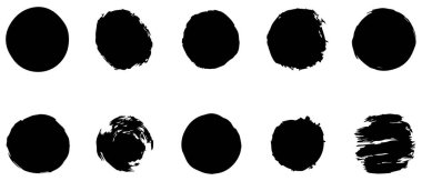 Beyaz arkaplanda çeşitli dokulara sahip siyah fırça darbesi çemberleri.