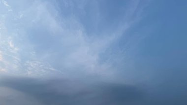 Mavi gökyüzünün alt kısımları ele geçirildi. İnce bulutlar görüntünün alt kısmında daha karanlık ve karamsar bir atmosfere karışıyor..