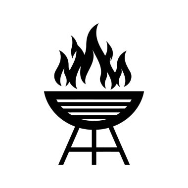 Siyah barbekü ızgarası tamamen alevler içinde. Beyaz arka planda ateş var..