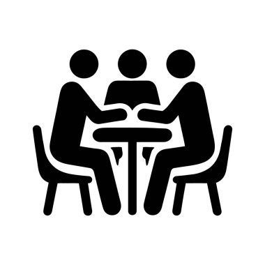 Üç kişi bir masanın etrafında oturuyor. Siyah simge takım çalışmasını, işbirliği ve toplantıları simgeler, beyaza izole edilmiş, çeşitli uygulamalar için kullanışlıdır.