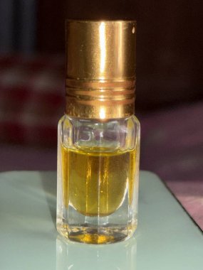 Bu görüntüde altın bir sıvıyla dolu zarif küçük bir cam şişe var, basitliği ve tasarımı estetik çekiciliğini arttırıyor. Temiz cam şişe, sıvının zengin renginin tam olarak takdir edilmesini sağlar..