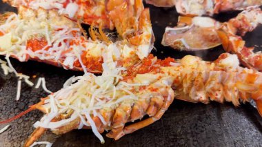 Soslu ve baharatlı kızarmış karides.