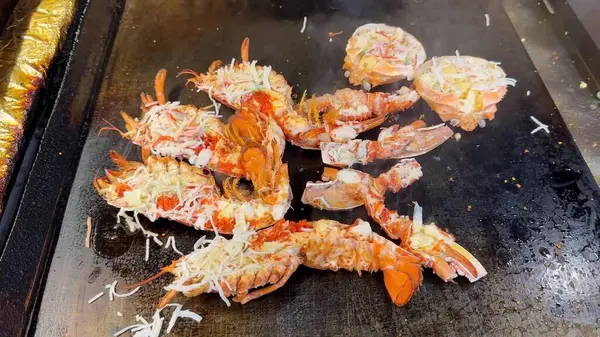 Sebze ve baharatlı ızgara karides.