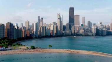 Chicago 'daki Michigan Gölü' nün tepesinden Chicago 'daki bulutlu bir günde Chicago Gölü manzarası..