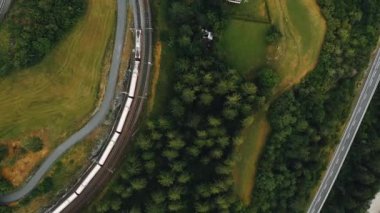 Hava Aracı Görünümü - 124; Lush Green Valley & Rolling Hills 'te Tren Yolculuğu