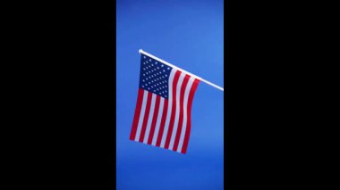 Amerikan Bayrağı, 4 Temmuz Bağımsızlık Özgürlük Vatanseverliği kutlamalarıyla altın saat ışığında sallanıyor. Amerikan Milleti Demokrasi Gururu Havai fişek Yıldızları Kırmızı Beyaz Mavi Tarihi Sembol Geleneği Gazileri