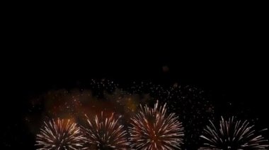 Parlak gece havai fişekleri banliyö mahallesinin ışıklarıyla parıldıyor. Kutlama Işıkları Parıldıyor. Bayram Patlaması. 