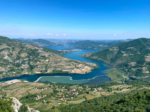 Güzel nehir mavi göl yeşil ağaç ormanı mavi gökyüzü doğa manzarası seyahat manzarası