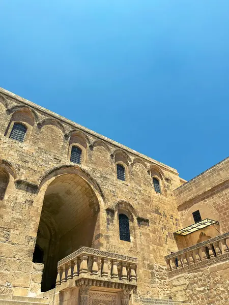 Seyahat et mavi gökyüzü eski doğa duvarı kaya ve tepe manzaralı taş bina