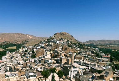 Mavi gökyüzü eski tarih doğa duvar ve tepe manzarası şehir kilisesi