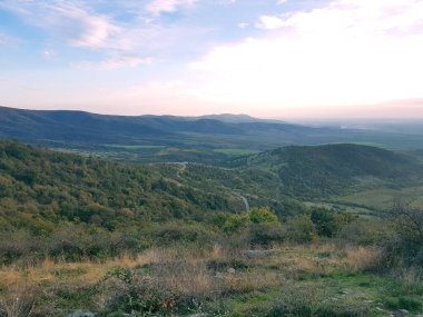 Sonbahar doğa ormanı dağları, sonbahar turizmi sonbahar resimleri güzel sonbahar ağacı tepelerini gezer.