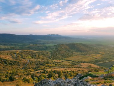 Sonbahar doğa ormanı dağları, sonbahar turizmi sonbahar resimleri güzel sonbahar ağacı tepelerini gezer.