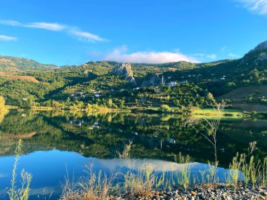 Arkaplan bulanık gökyüzü ve doğa gölü su manzaralı manzara parkı ağacı
