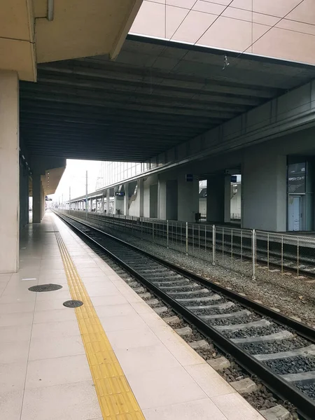Tren istasyonu tren yolu şehir modern demiryolu taşımacılık binası