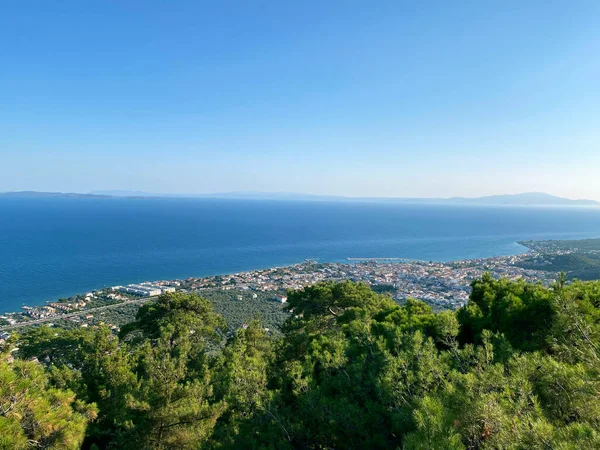 Doğa manzarası gökyüzü yeşil ağaç mavi gökyüzü okyanus ve mavi güzel dağ suyu tepesini görüyor