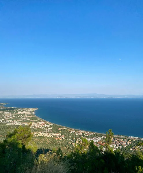 Doğa manzarası gökyüzü yeşil ağaç mavi gökyüzü okyanus ve mavi güzel dağ suyu tepesini görüyor