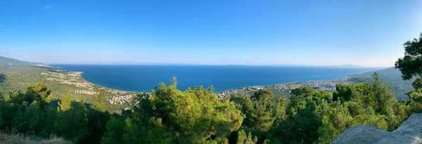 Doğa manzarası yeşil ağaç bulanık gökyüzü okyanusu ve mavi dağ suyunu görüyor