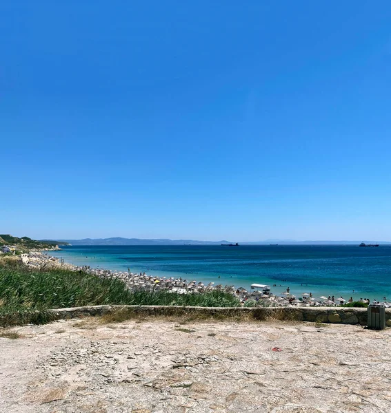 Bak yaz mevsimi bulanık okyanus güneşli kumsal açık mavi gökyüzü harika okyanus