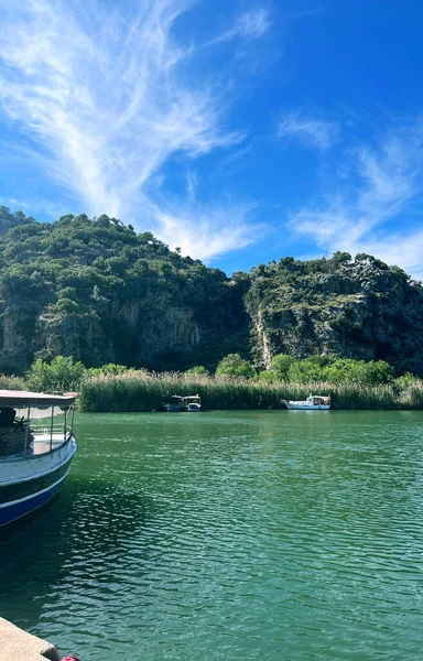 Gemi turizmi göl nehri kaya doğa kayığı dağ suyu gökyüzü