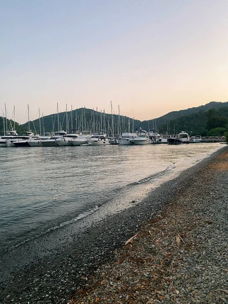 Yaz denizi sahili gün batımı peyzajı yat, okyanus teknesi, liman arka planı.