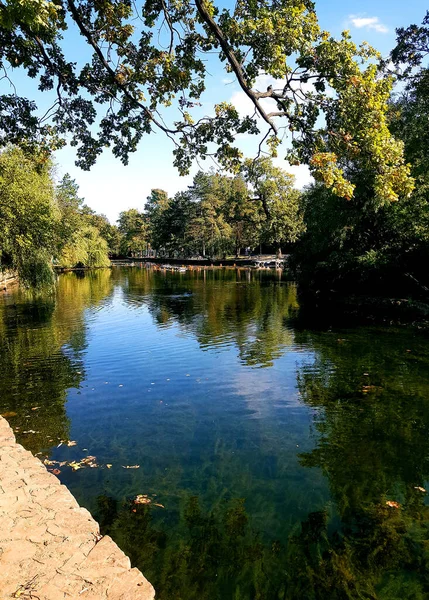 Sonbahar ormanı nehri sonbahar turizmi sonbahar resimleri nehri gezer güzel bahar gölü