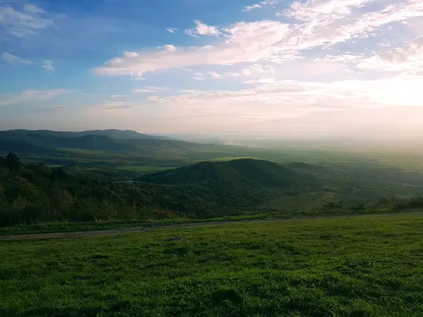 Sonbahar doğa ormanı dağları, sonbahar turizmi sonbahar resimleri güzel sonbahar ağacı tepelerini gezer.