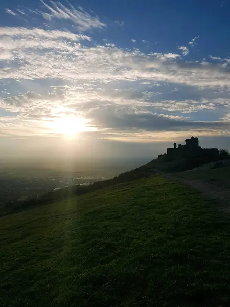 Gün batımında mavi gökyüzü ve doğa manzarası. Güneş ışığı bulutları. Güneş ışığı tepesi.