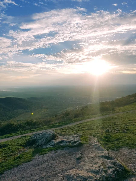 Gün batımında mavi gökyüzü ve doğa manzarası. Güneş ışığı bulutları. Güneş ışığı tepesi.