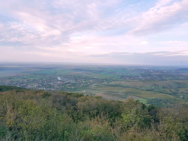 Sonbahar doğa ormanı dağları, sonbahar turizmi sonbahar resimleri güzel sonbahar ağacı tepelerini gezer.