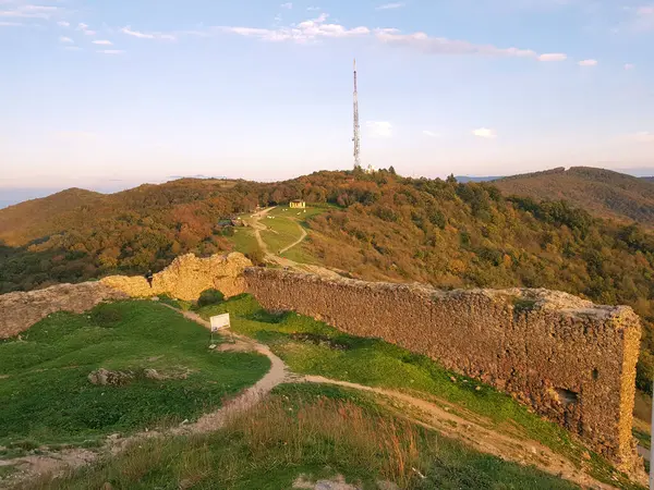 Sonbahar doğa ormanı dağları sonbahar turizmi sonbahar resimleri güzel sonbaharda tepe gezer. 