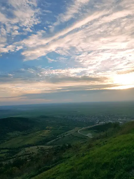 Sonbahar doğa ormanı dağları, sonbahar turizmi sonbahar resimleri güzel sonbahar ağacı tepelerini gezer.