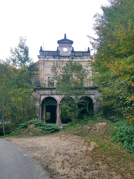 Eski bina tarihi kale seyahat tarihi mimari yeşil ağaç ve sonbahar yeşili arka plan