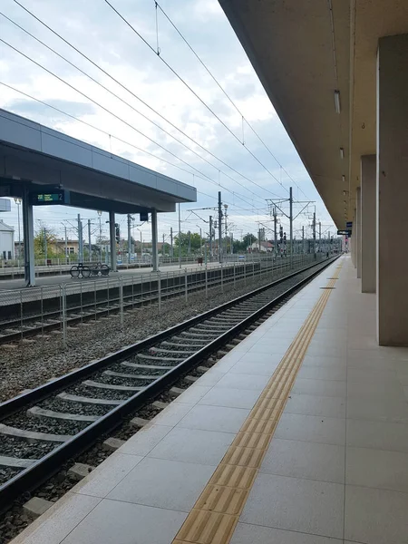 Tren istasyonu tren yolu şehir modern demiryolu taşımacılık binası