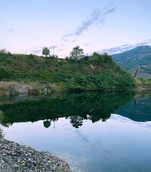 Темное Озеро Красивый Вид Сбоку Зеленая Река Тучи Голубое Небо — стоковое фото