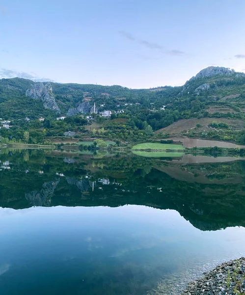 Ağaç tepesi mavi gökyüzü gezer göl dağı açık deniz mavisi yeşil orman
