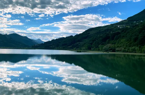 Mavi gökyüzü ve dağ suyu Güzel bulut arka plan Doğal manzara
